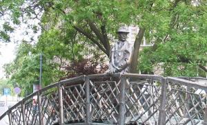 Необычные памятники Будапешта — национальный герой Имре Надь венгерский политический и государственный деятель